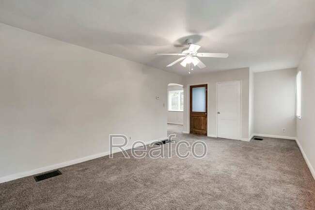 Building Photo - 404 S Chase Ave