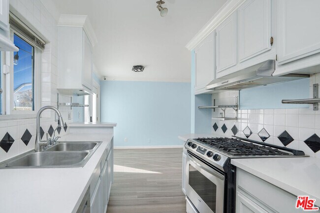 Building Photo - 11138 Aqua Vista St