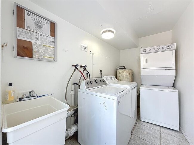 Building Photo - 4421 Poinciana St