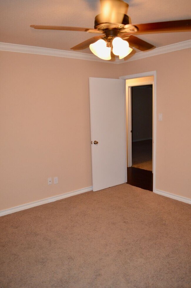 Building Photo - Beautiful 3 bed 2 bath home in a quiet nei...