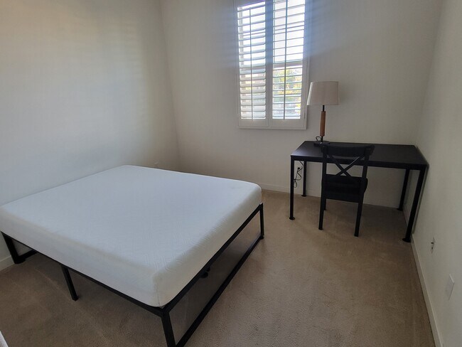 Bedroom 1 full size bed, desk and chair - 63 Finch