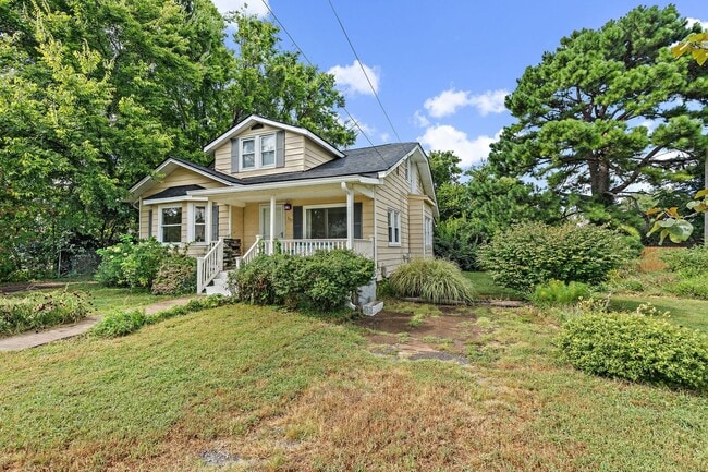 Building Photo - Adorable East Nashville Cottage w/ HUGE Fully-Fenced backyard!