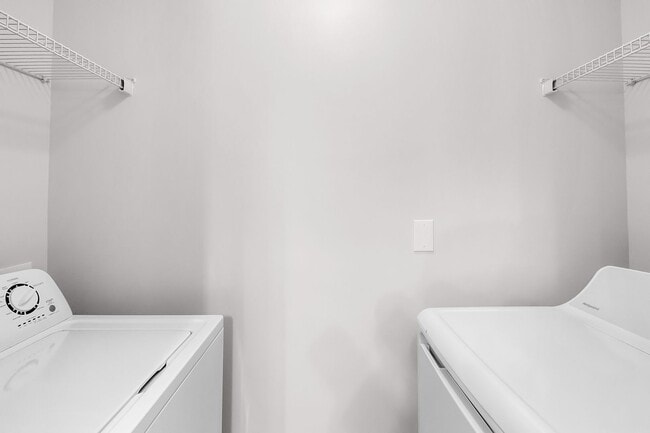 Building Photo - Master-on-Main End-Unit Townhome in Back Creek Villages!