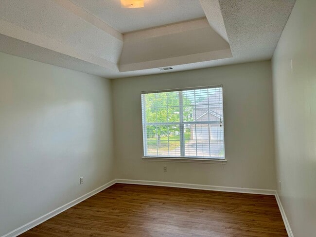 Building Photo - Huge 5 Bedroom Home with Sooo Much Space!