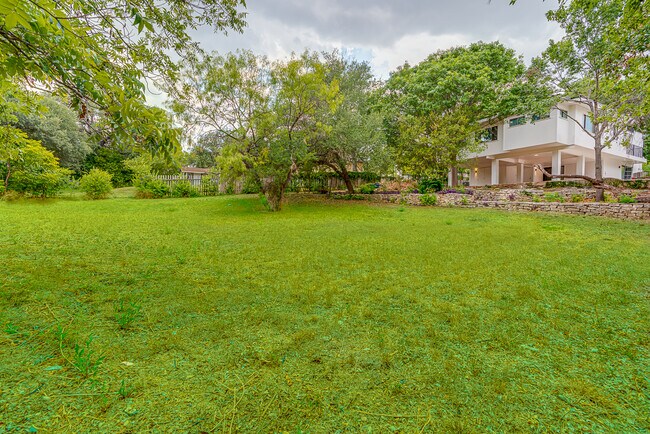 Building Photo - 568 W Quill Dr
