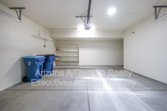 Building Photo - 665 E Weckl Pl