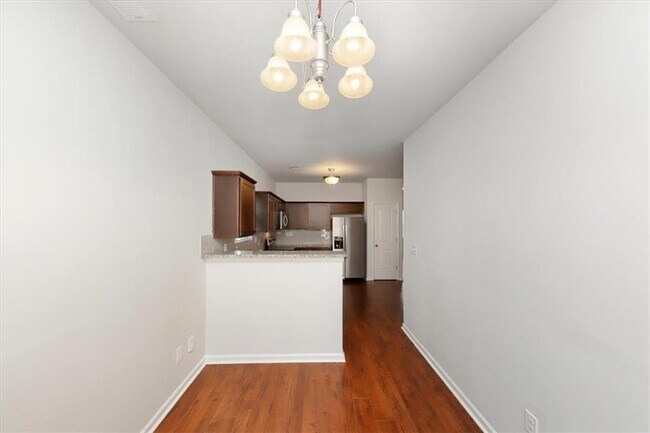 Building Photo - 541 Tulip Ln