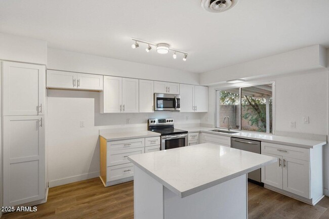 Building Photo - 3701 W Evans Dr