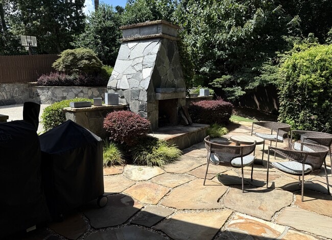 Building Photo - 360 Elden Dr NE