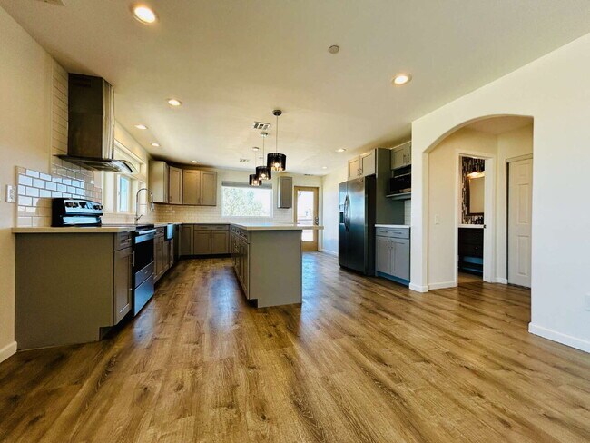 Building Photo - Gorgeous 3 bd, 2.5 ba on 1 acre