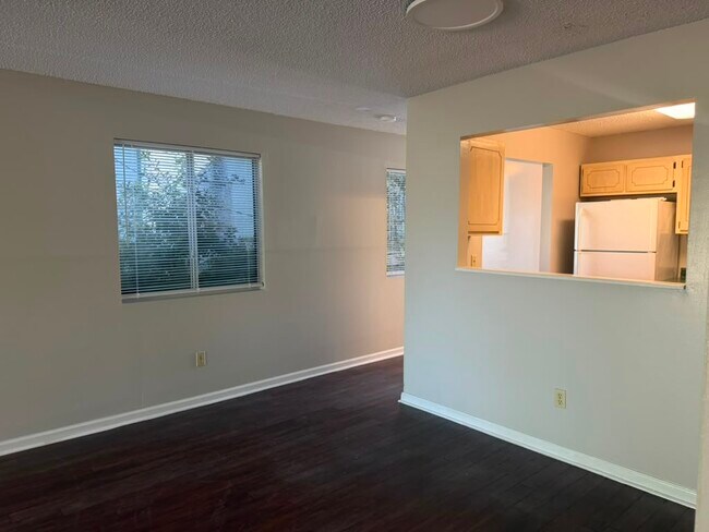 Building Photo - 910 Brett Dr
