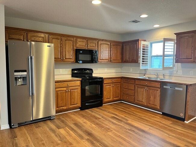 Building Photo - 3 Bedroom 2 Bathroom home