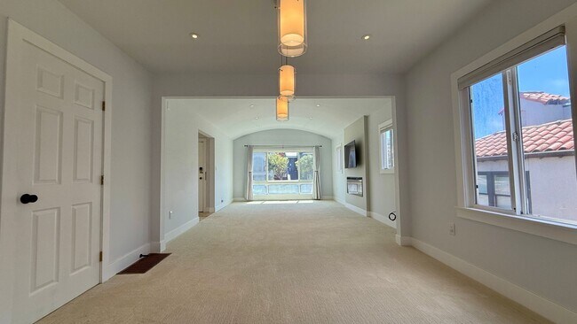 Building Photo - Updated 4BR/2BA Single Family Home in Cove...