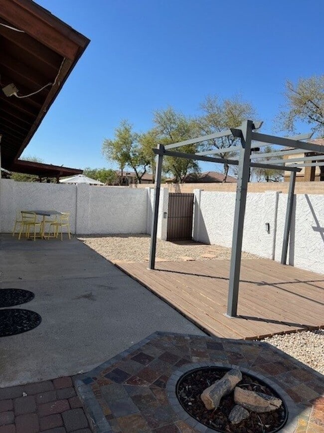 Building Photo - Palmdale