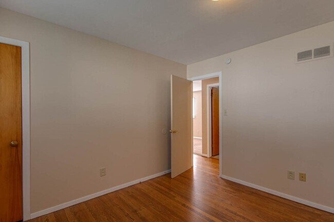 Building Photo - 1816 Elaine Dr