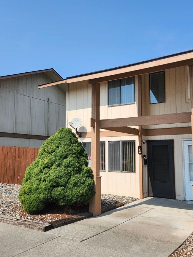 Primary Photo - Spacious N. Richland Townhome- Includes Washer & Dryer!