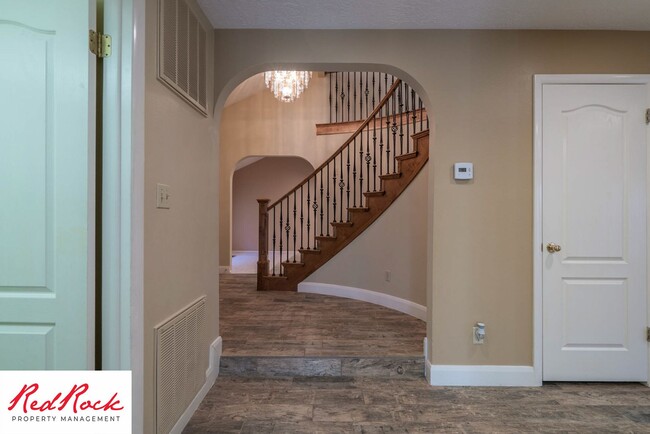 Building Photo - Spacious 5 Bedroom Home in A Quiet Communi...