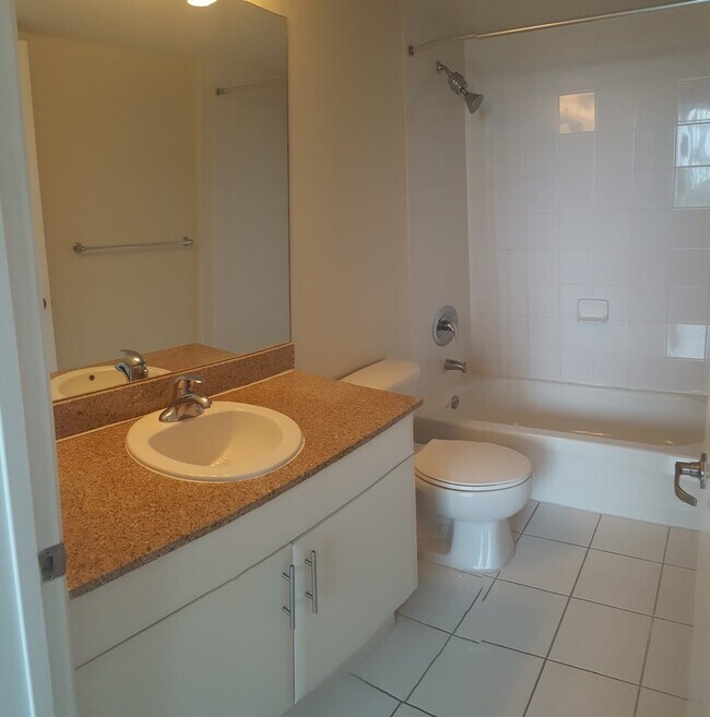 Building Photo - 2 Bed / 2 Bath | Terrazas Riverpark Village #804 – Miami