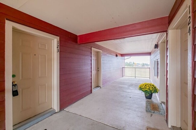 Building Photo - 13001 S Crompton Lane