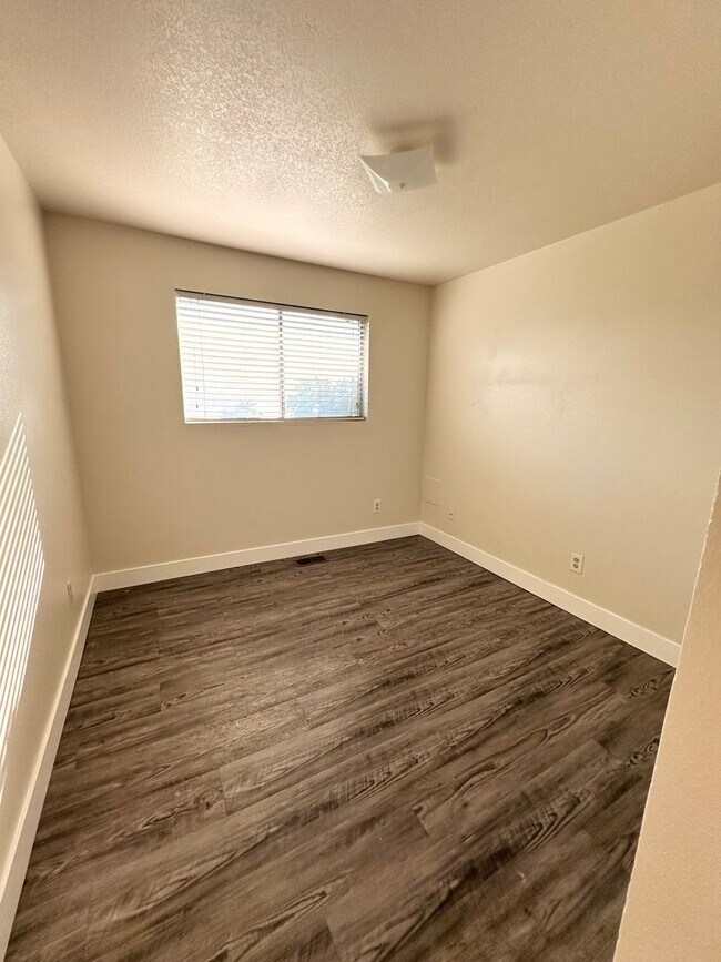 Building Photo - For Rent – 4302 W Kennewick Ave #1