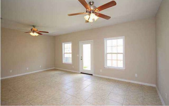 Building Photo - 992 Leigh Ann Ln