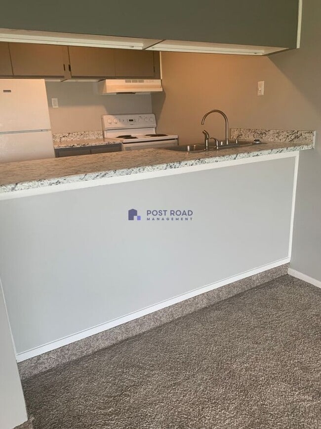 Building Photo - 585 W 27th St S