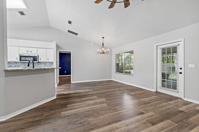 Building Photo - Experience a breezy lifestyle in the convenient Eagle Point subdivision!