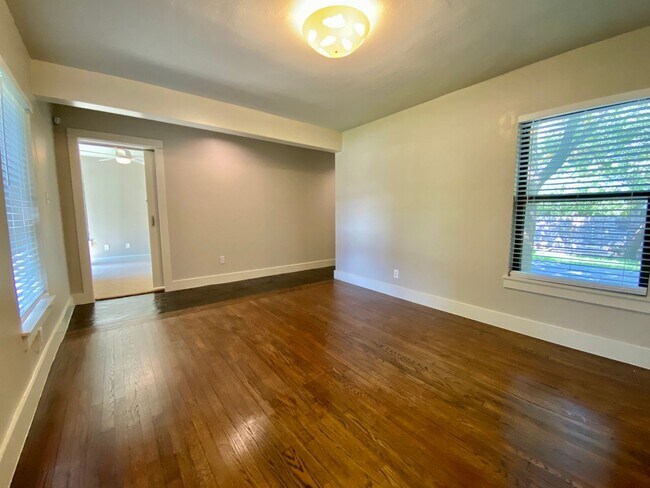 Building Photo - Charming 4 Bedrooms, 3 Bathrooms Home in Allandale!!!!