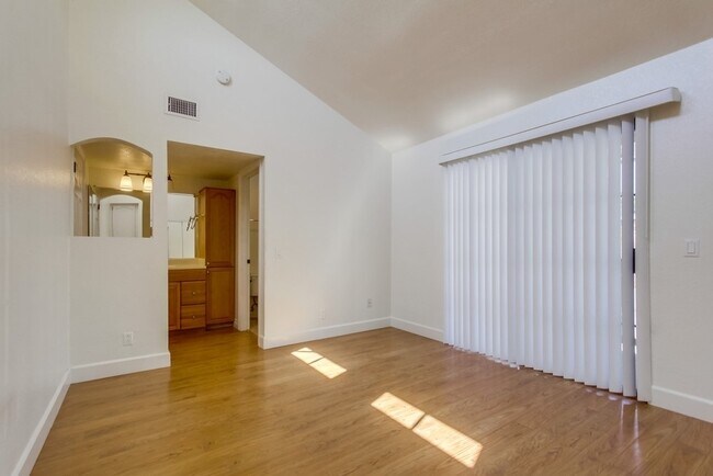 Building Photo - 4466 Dawson Ave