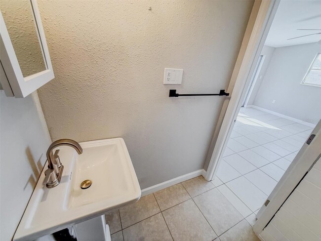 Building Photo - 818 Bayview Dr