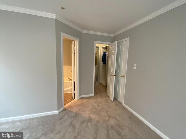 Building Photo - 9808 Lake Point Ct
