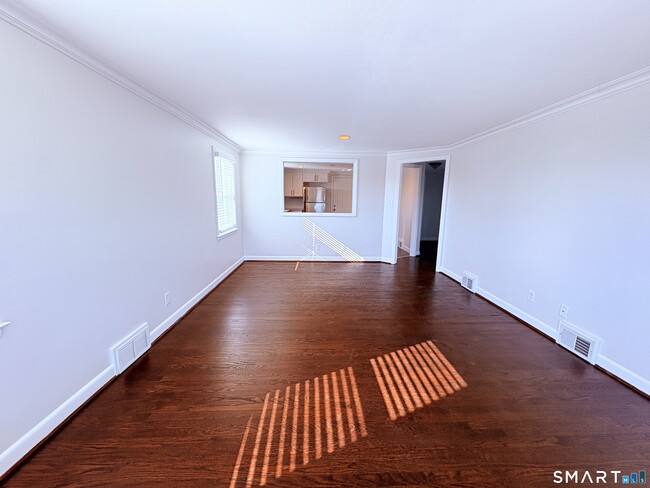 Building Photo - 387 Quaker Ln S