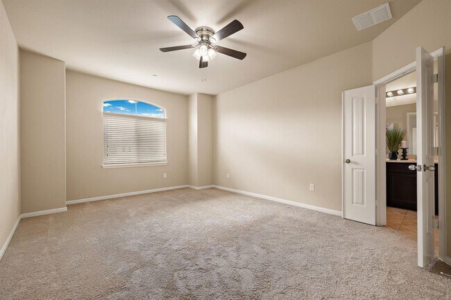 Building Photo - 2880 Donnell Dr