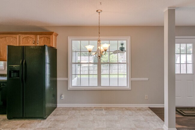 Building Photo - 4 Bedroom Pet Friendly Home For Rent!