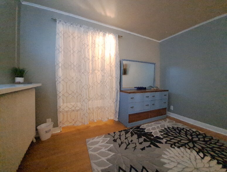 Building Photo - 1721 E 1st St