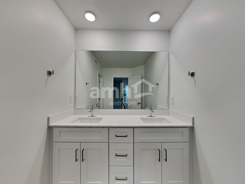 Building Photo - 4511 S 97th Dr