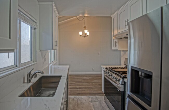 Building Photo - Remodeled & Incredibly Charming, 1BR1BA No...