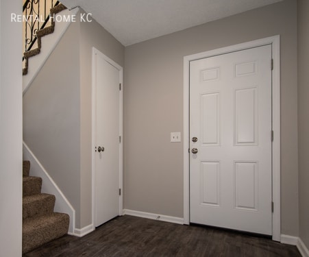 Building Photo - Roomy 3-bed/2-bath Duplex w/Fin Bsmt, fenc...