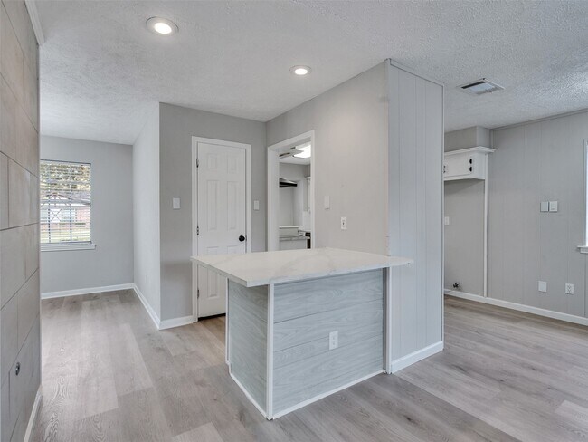 Building Photo - 3202 Lakehaven Dr