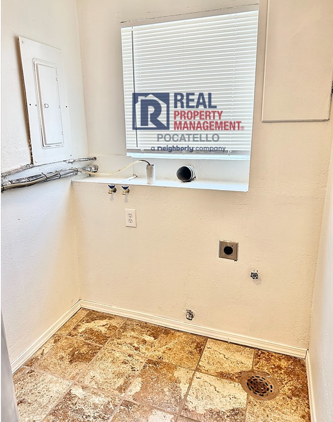 Building Photo - Spacious 4 Bed / 2 Bath Duplex | Garage + Split-Level Layout | Pet Negotiable