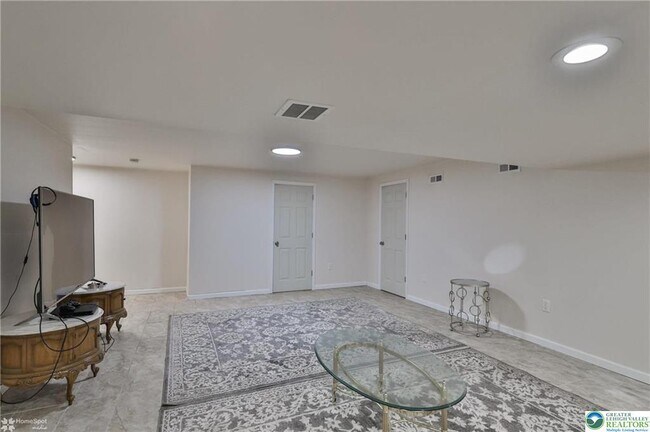 Building Photo - 204 Ridings Cir