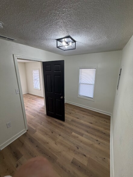 Building Photo - 625 N Main St