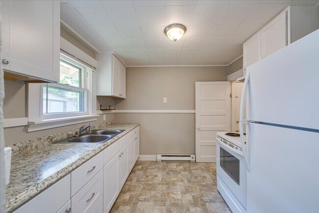 Building Photo - Adorable Guest Cottage in the North End!