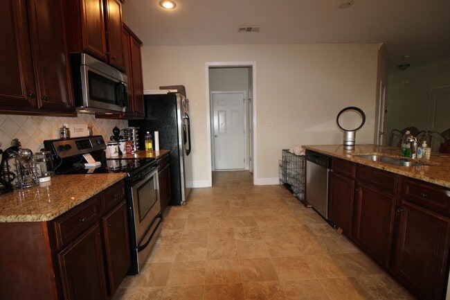 Building Photo - 650 Dunrobin Ln