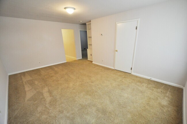 Building Photo - 2 Bedroom 1 Bath Duplex located in Hampton