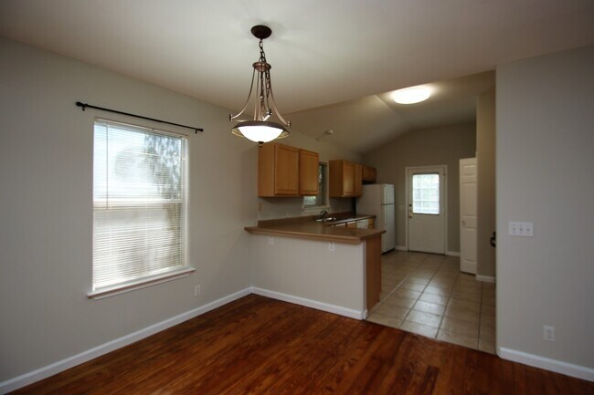 Building Photo - Great Three Bedroom House in Hyde Park Are...