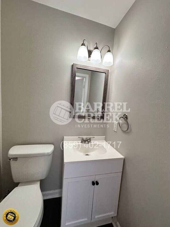 Building Photo - 2-Bed 1.5-Bath Townhome