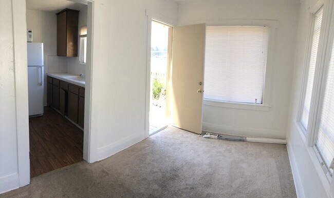 Building Photo - Three bedroom two bath house walking distance to MIIS. DLI and downtown Monterey