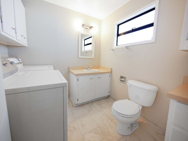Building Photo - 2 Bed 1.5Bath Single-family House Availabl...