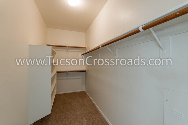 Building Photo - 4 Bedroom / 2 Bathroom Home